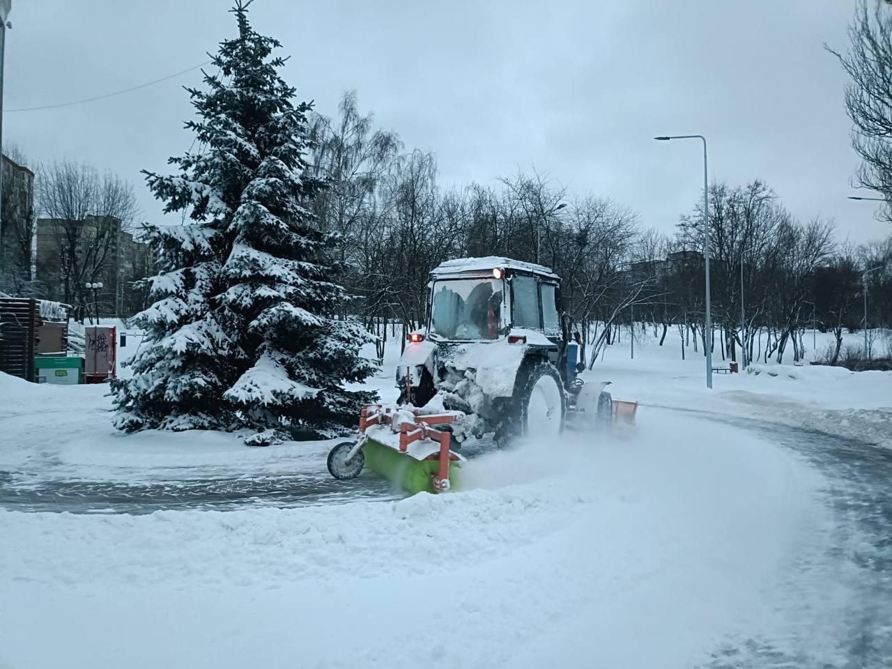 Роботи почали ще вночі: у КМДА показали, як у Києві борються із наслідками снігопаду. Фото та відео