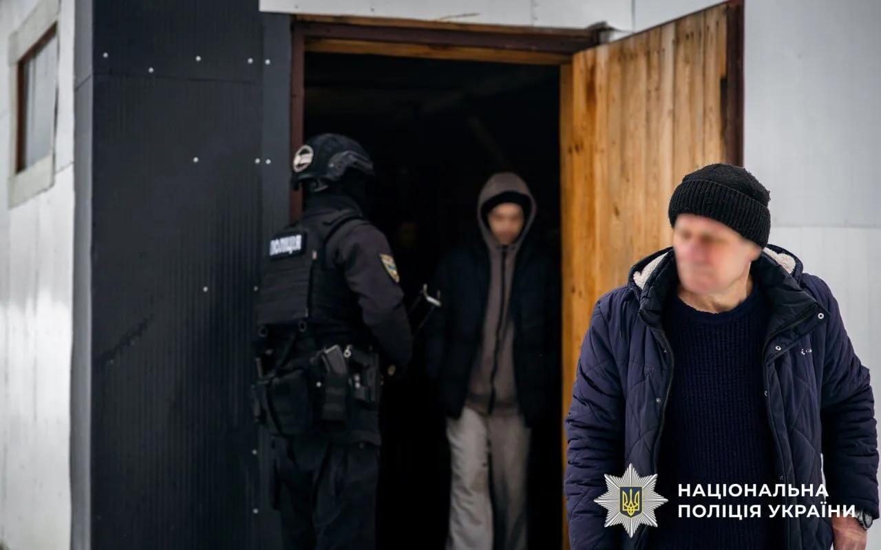 На Киевщине разоблачили "реабилитационный центр", где в рабстве держали почти 60 человек. Фото и видео