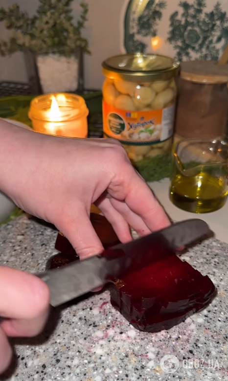 Пикатный салат с отварной свеклой и маринованными грибами: готовится без майонеза