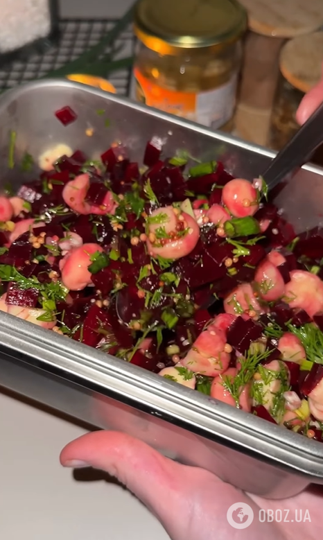 Пикатный салат с отварной свеклой и маринованными грибами: готовится без майонеза