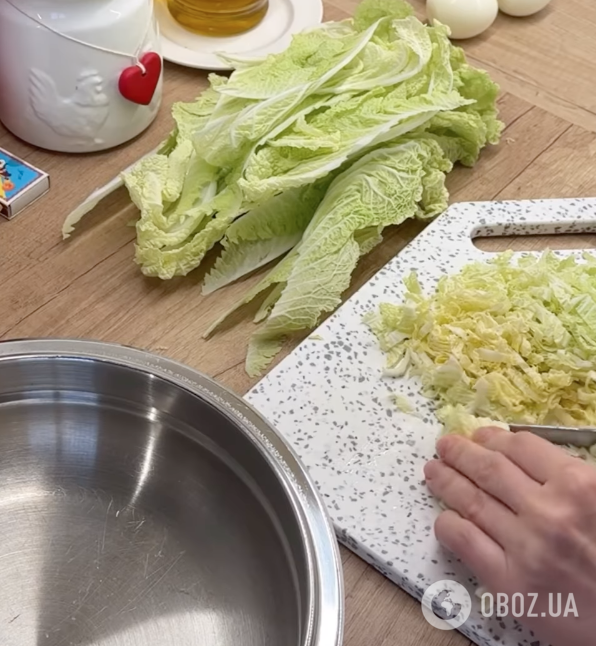 Корисний салат із пекінської капусти та крабових паличок: найпростіший рецепт