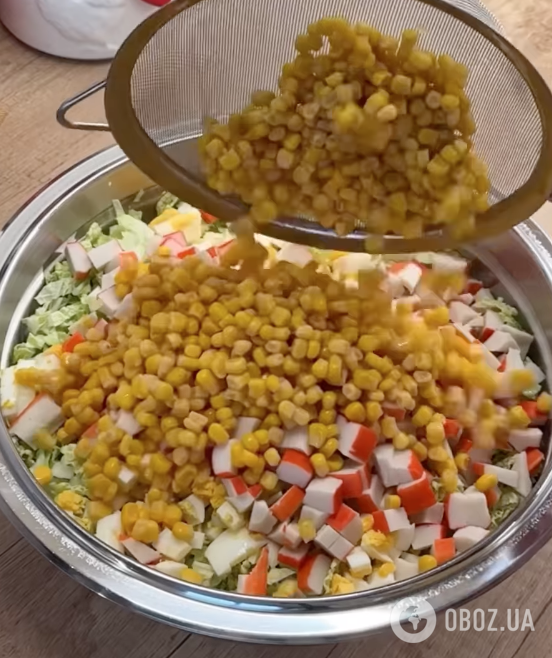 Корисний салат із пекінської капусти та крабових паличок: найпростіший рецепт