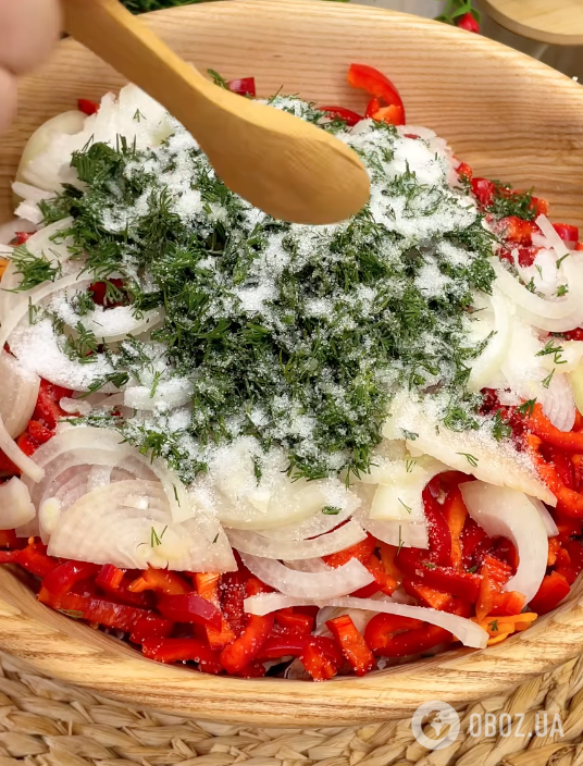 Вітамінний салат із капусти, моркви та перцю: рецепт страви, яку захочеться їсти щодня