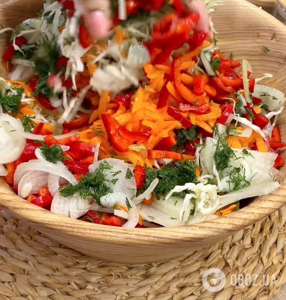 Вітамінний салат із капусти, моркви та перцю: рецепт страви, яку захочеться їсти щодня