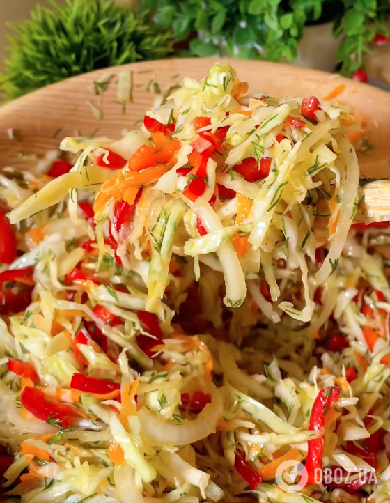 Вітамінний салат із капусти, моркви та перцю: рецепт страви, яку захочеться їсти щодня