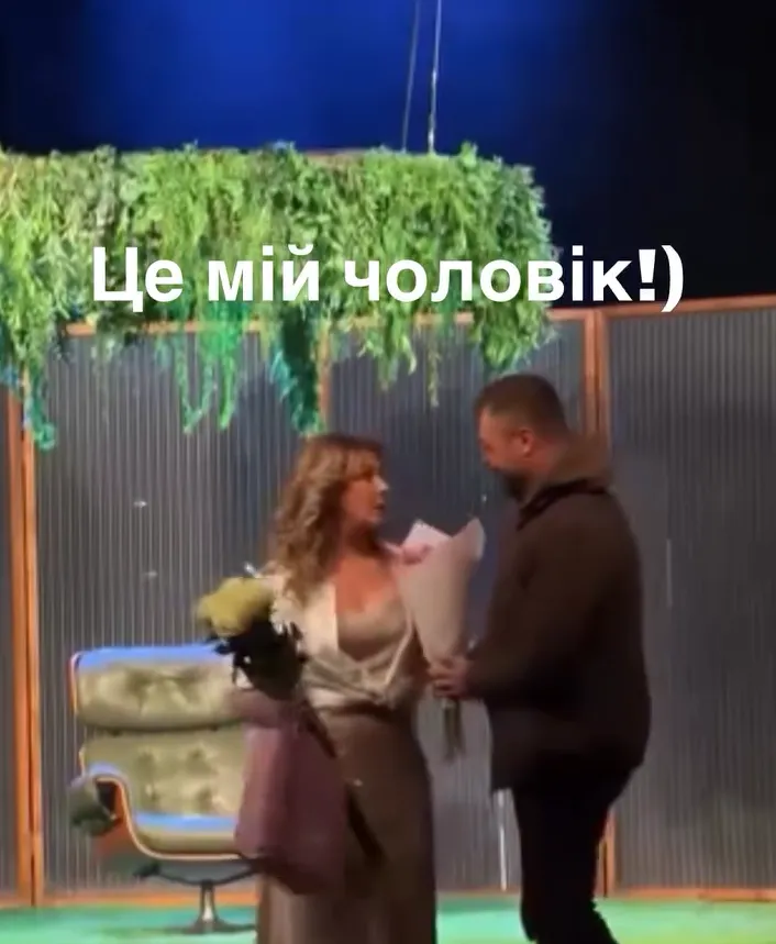 "Розревілася". Чоловік-військовий Олени Кравець зробив їй несподіваний сюрприз на День закоханих просто під час концерту. Відео