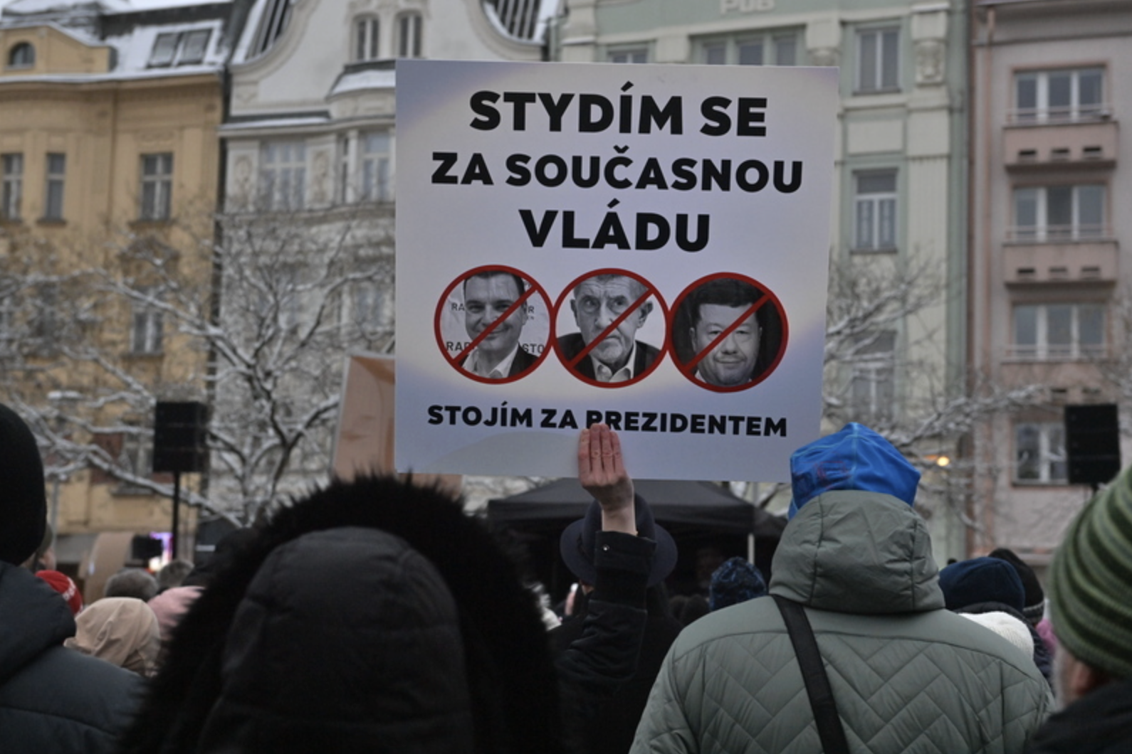 У Чехії тисячі людей вийшли на протести, щоб підтримати президента. Фото