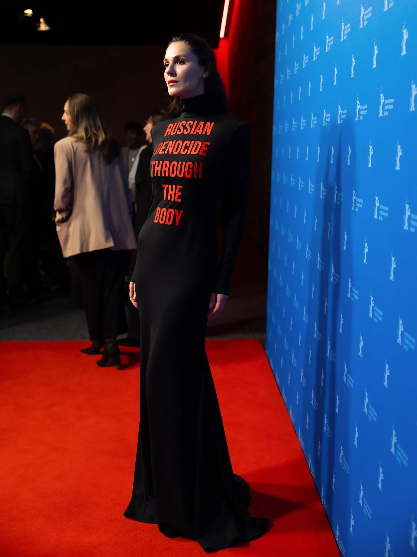 Маша Єфросиніна з "кривавим" написом на сукні влаштувала сміливий перформанс на червоній доріжці Берлінале. Фото