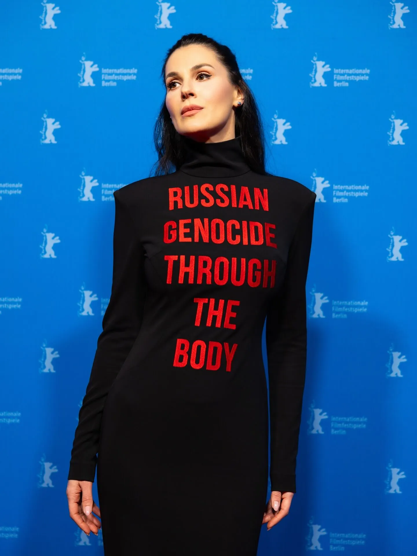 Маша Єфросиніна з "кривавим" написом на сукні влаштувала сміливий перформанс на червоній доріжці Берлінале. Фото