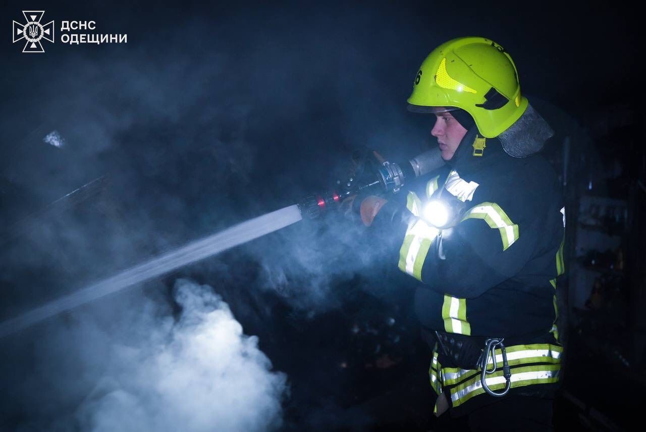 Окупанти вдарили по Одесі "Шахедами": спалахнула багатоповерхівка, є постраждалі. Фото і відео