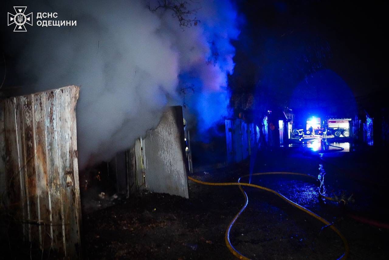 Окупанти вдарили по Одесі "Шахедами": спалахнула багатоповерхівка, є постраждалі. Фото і відео