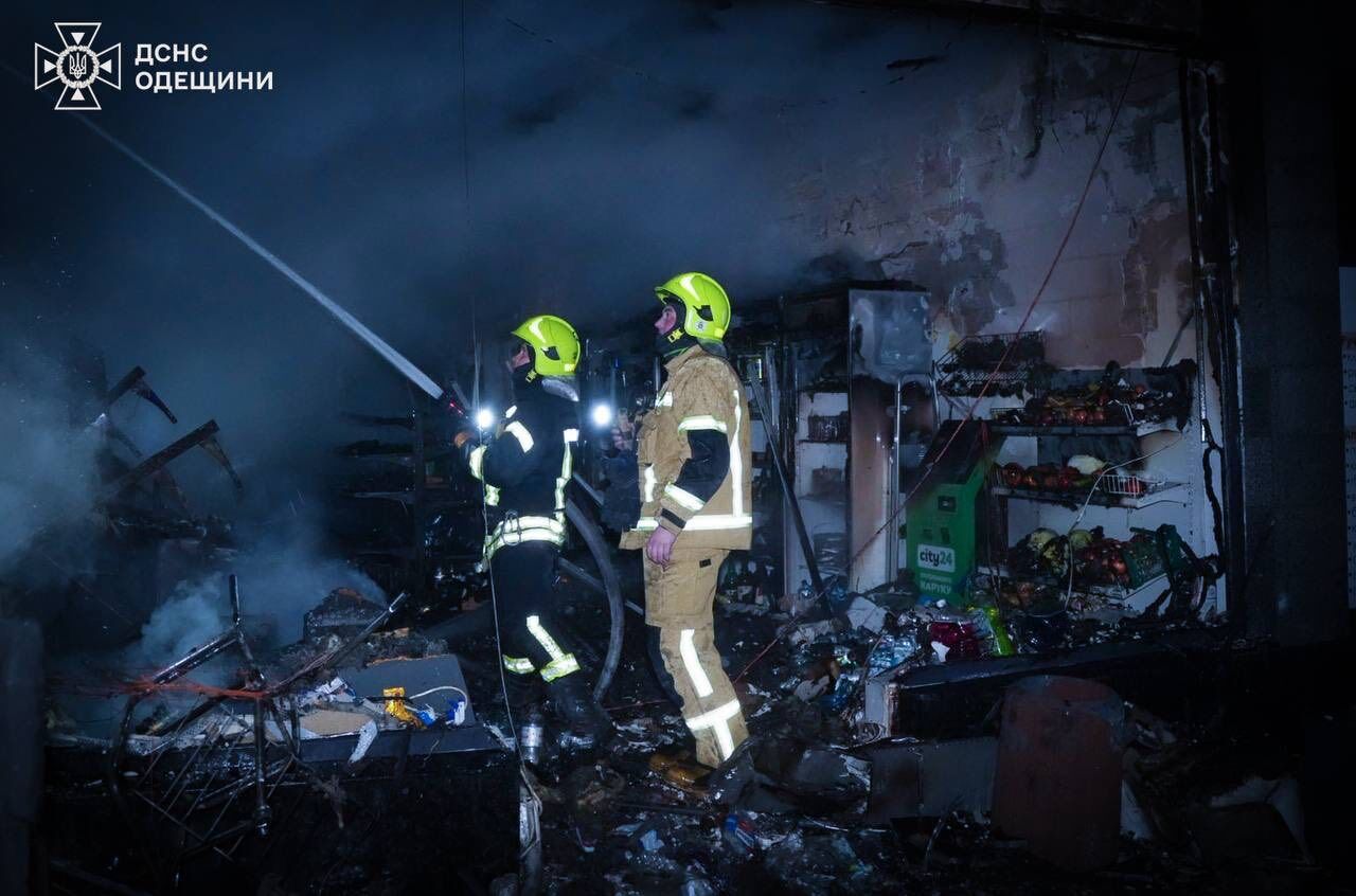 Окупанти вдарили по Одесі "Шахедами": спалахнула багатоповерхівка, є постраждалі. Фото і відео