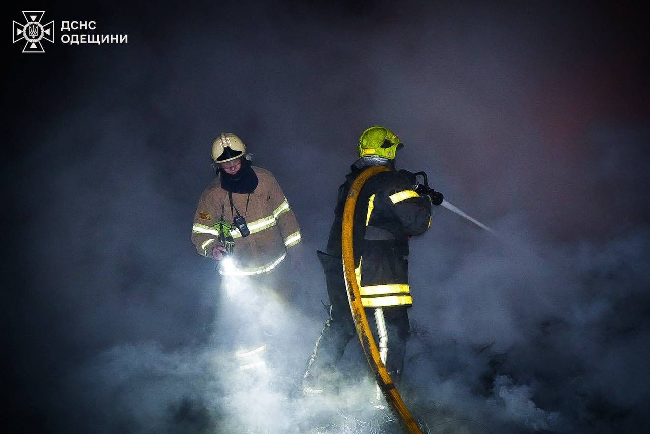 Окупанти вдарили по Одесі "Шахедами": спалахнула багатоповерхівка, є постраждалі. Фото і відео