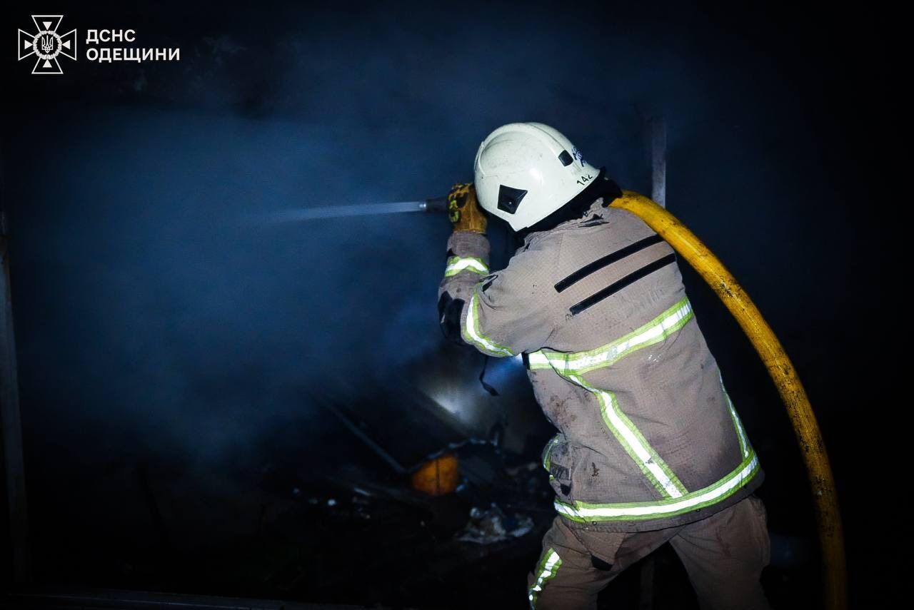 Окупанти вдарили по Одесі "Шахедами": спалахнула багатоповерхівка, є постраждалі. Фото і відео