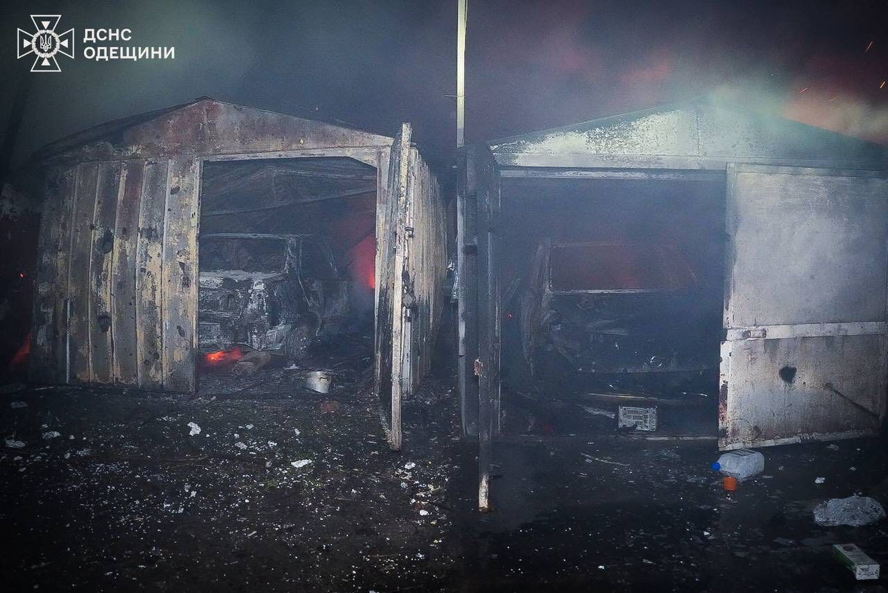 Окупанти вдарили по Одесі "Шахедами": спалахнула багатоповерхівка, є постраждалі. Фото і відео