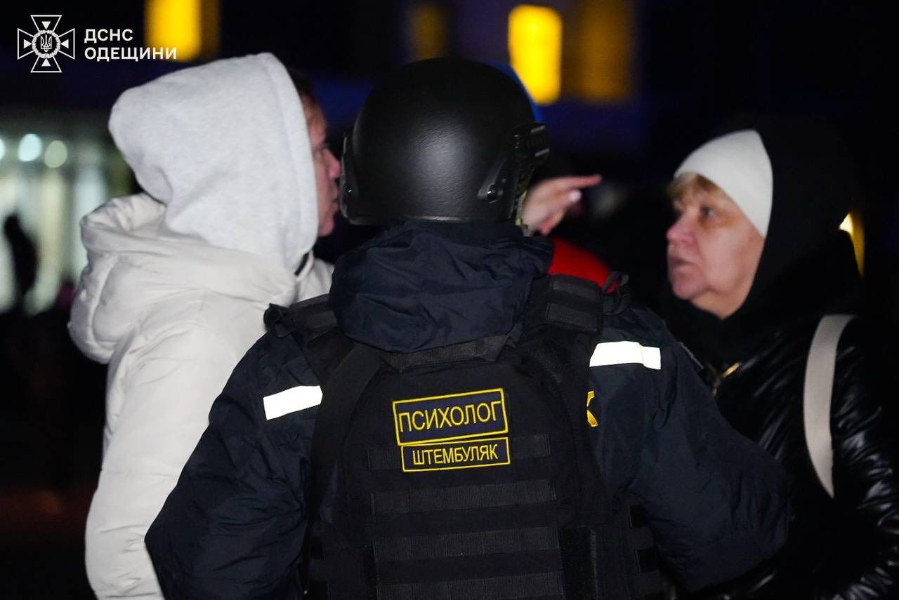 Окупанти вдарили по Одесі "Шахедами": спалахнула багатоповерхівка, є постраждалі. Фото і відео