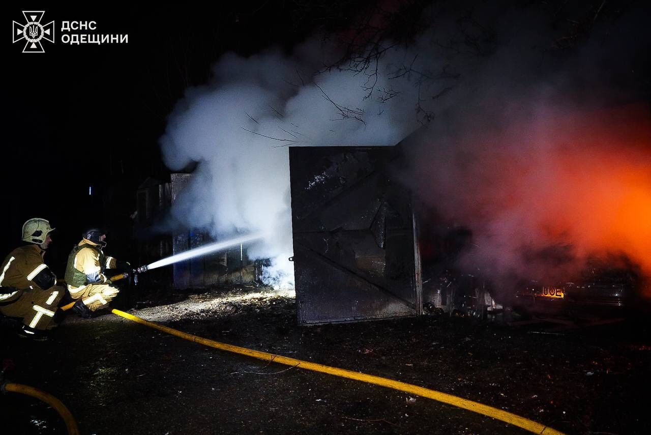 Окупанти вдарили по Одесі "Шахедами": спалахнула багатоповерхівка, є постраждалі. Фото і відео