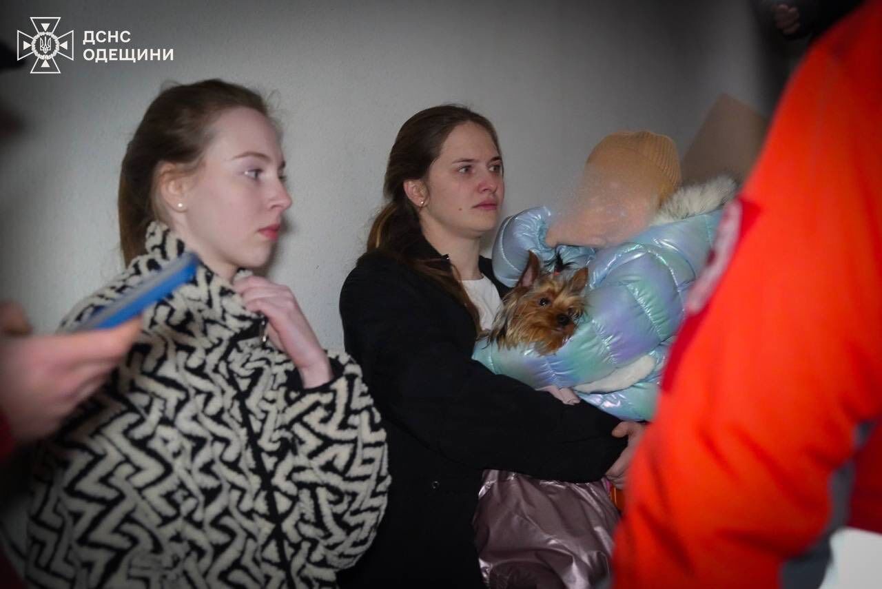 Окупанти вдарили по Одесі "Шахедами": спалахнула багатоповерхівка, є постраждалі. Фото і відео