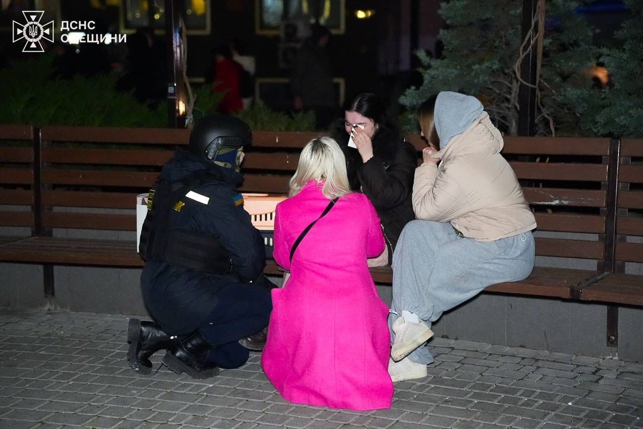 Окупанти вдарили по Одесі "Шахедами": спалахнула багатоповерхівка, є постраждалі. Фото і відео