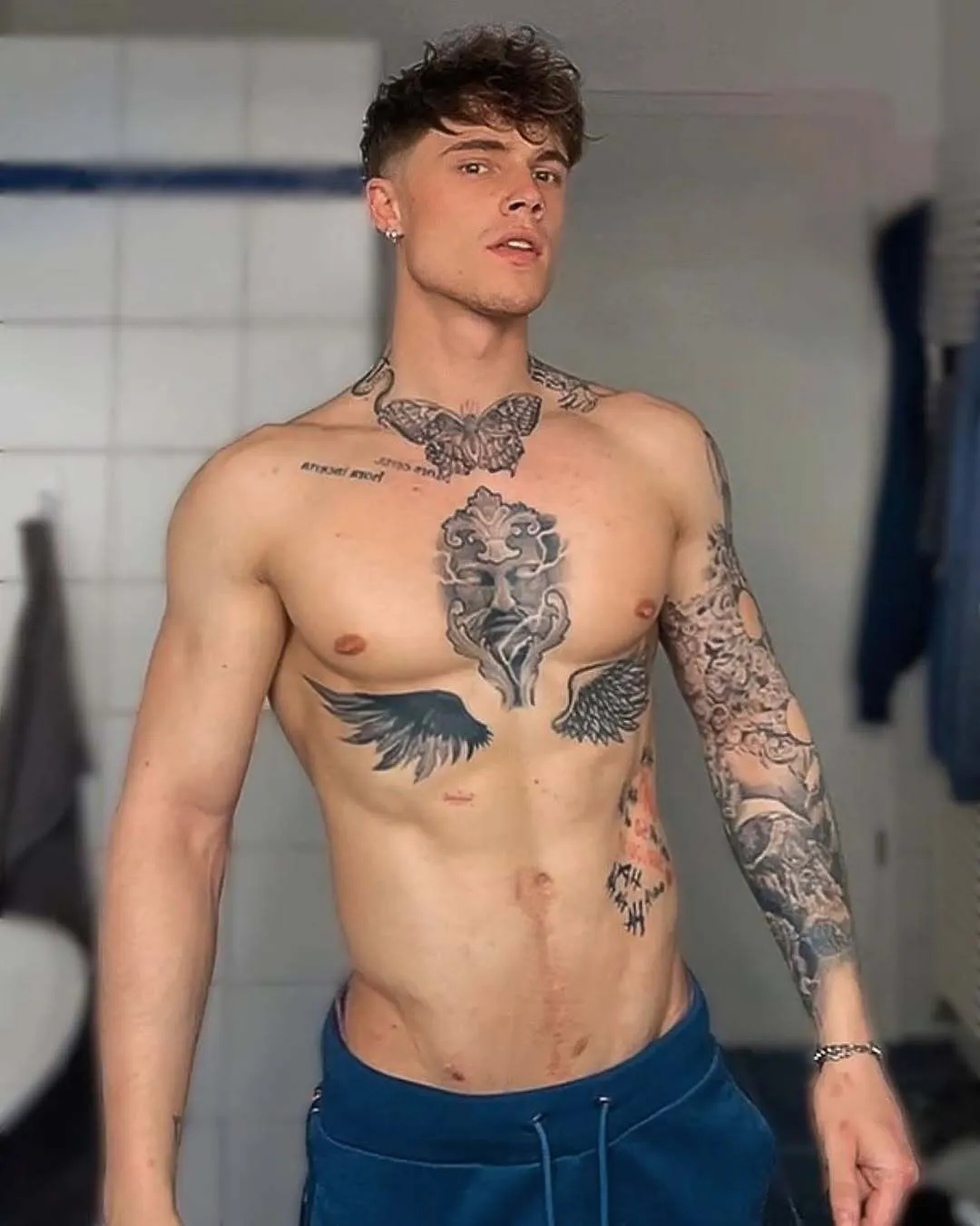 Ласковая украинизация в действии: украинка одела нового любимца россиянок в вышиванку и стала звездой сети. Вирусное видео