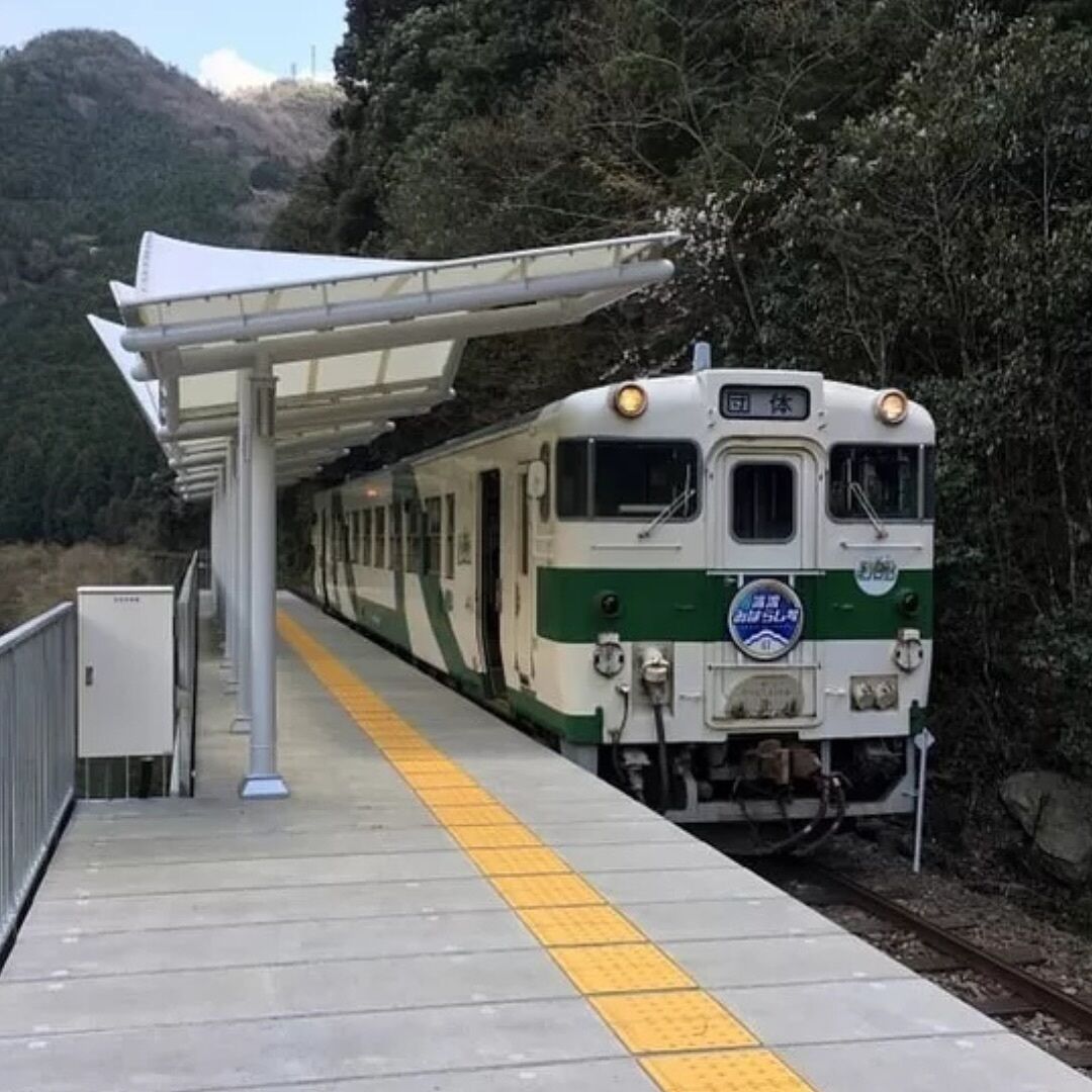 В Японии есть железнодорожная станция без входа и выхода: туристы обескуражены