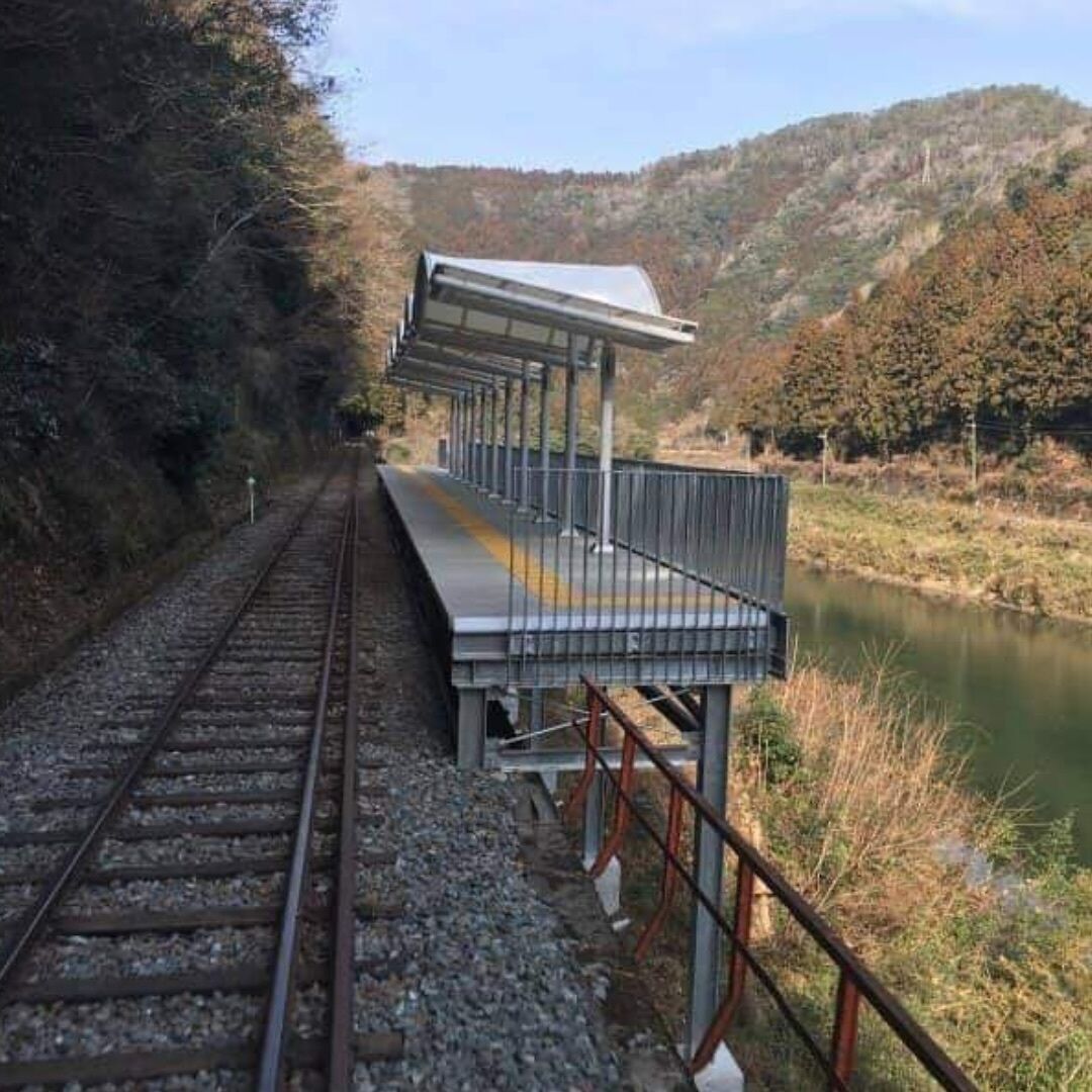 В Японии есть железнодорожная станция без входа и выхода: туристы обескуражены