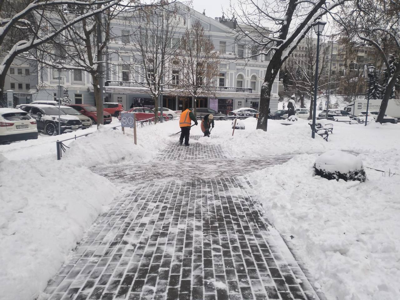 Привлечено более 400 единиц спецтехники: в КГГА рассказали, как в Киеве борются со снегом. Фото и видео