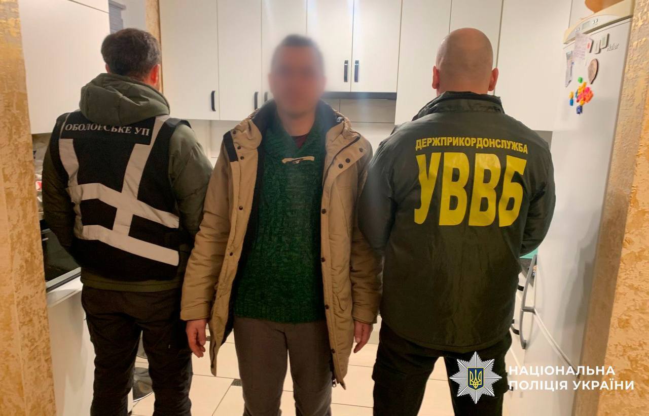 "Заработал" более 5,6 млн грн, продав пограничникам некачественные нательные грелки: подозревают предпринимателя из Киева. Фото