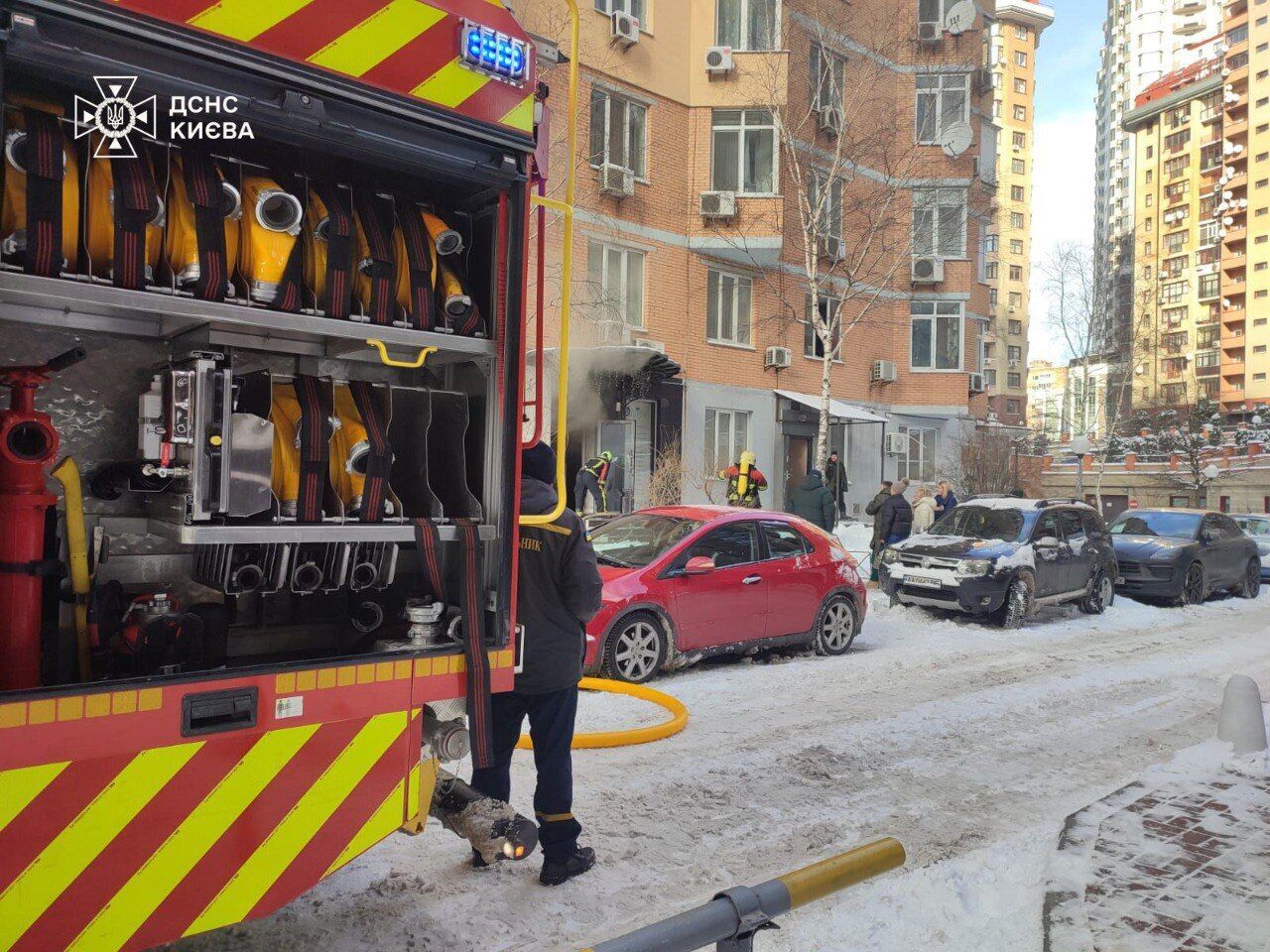 В Киеве на Печерске в помещении салона красоты загорелся генератор. Подробности и фото