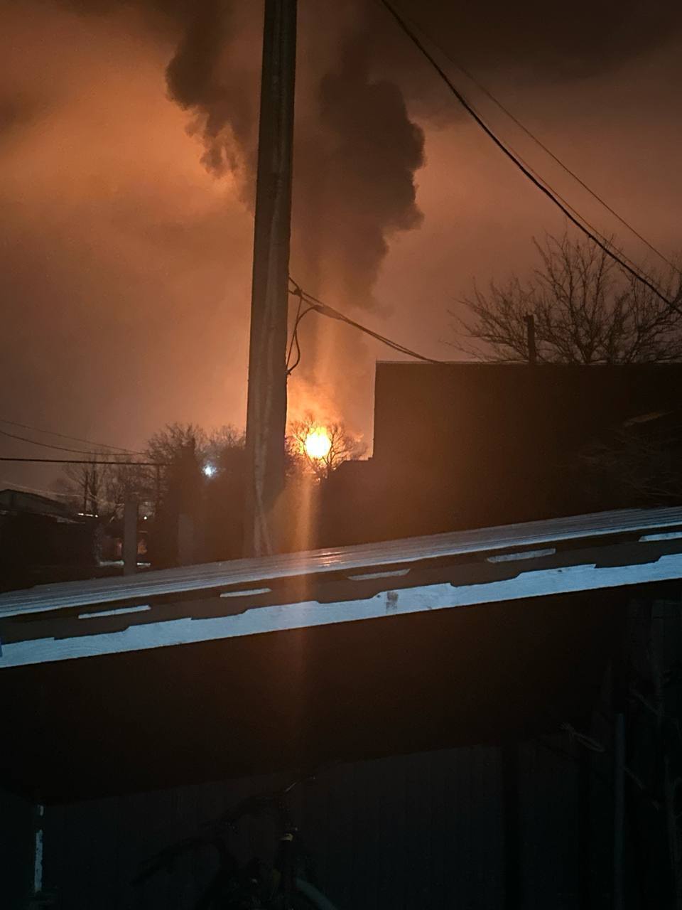 У Росії заявили про атаку на НПЗ у Краснодарскому краї: сталась пожежа. Фото і відео