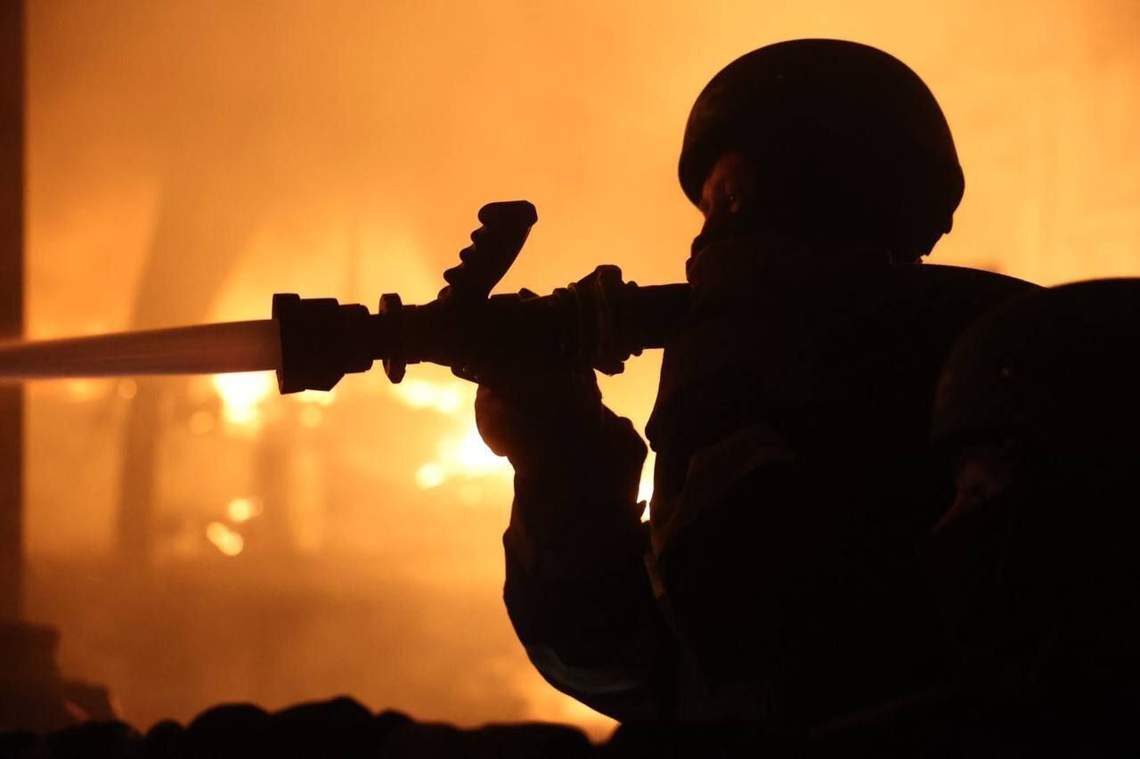 Днепр оказался под комбинированной атакой РФ: прозвучала серия взрывов, вспыхнул пожар. Фото