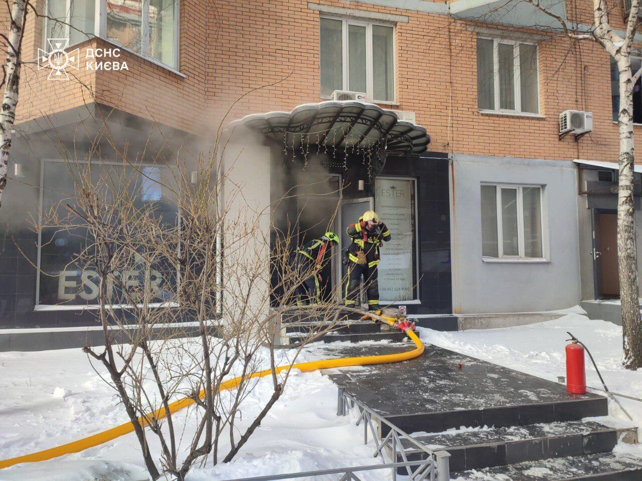 В Киеве на Печерске в помещении салона красоты загорелся генератор. Подробности и фото