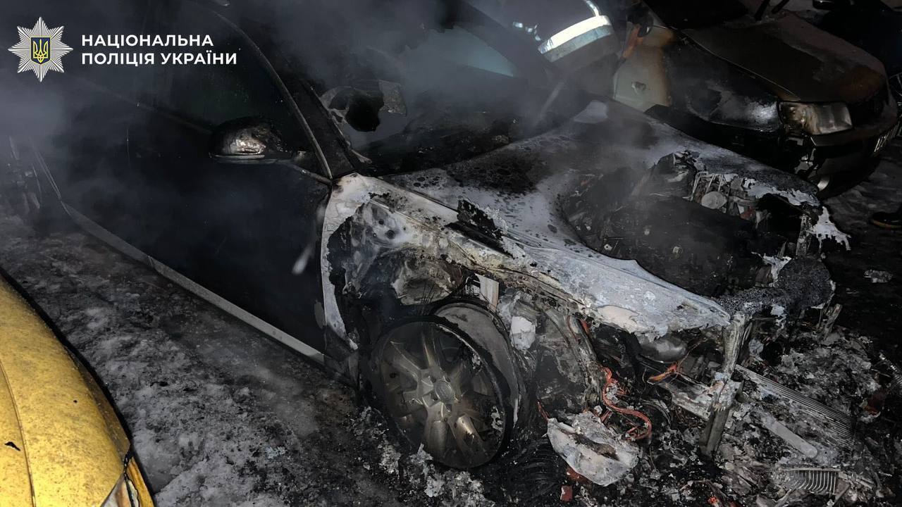 В Киеве задержали мужчину, сжигавшего авто военных на заказ. Подробности и фото