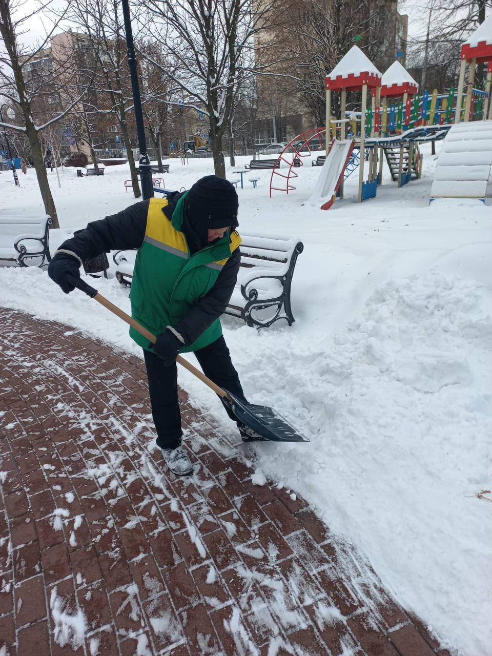 Привлечено более 400 единиц спецтехники: в КГГА рассказали, как в Киеве борются со снегом. Фото и видео