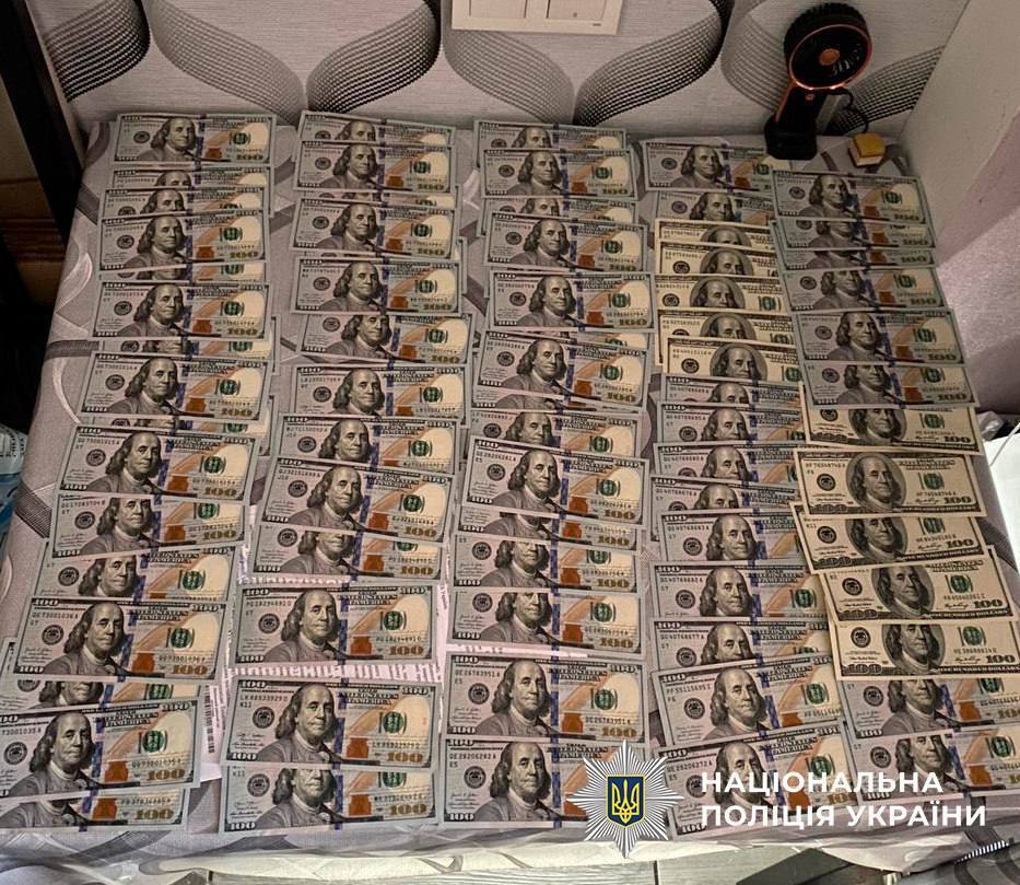 "Заработал" более 5,6 млн грн, продав пограничникам некачественные нательные грелки: подозревают предпринимателя из Киева. Фото