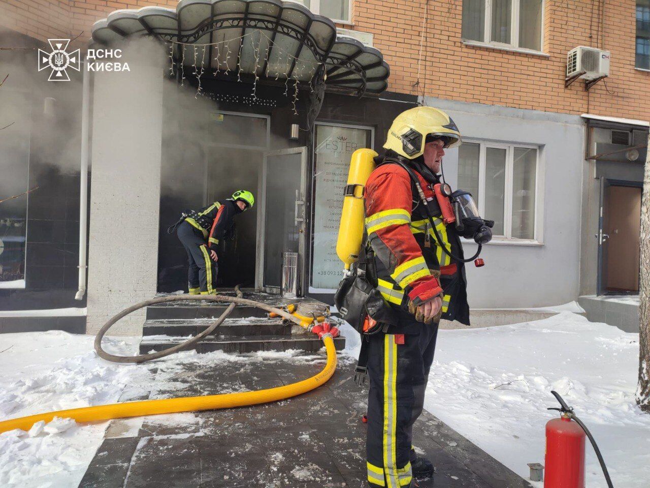В Киеве на Печерске в помещении салона красоты загорелся генератор. Подробности и фото