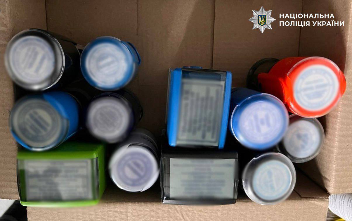 "Заработал" более 5,6 млн грн, продав пограничникам некачественные нательные грелки: подозревают предпринимателя из Киева. Фото