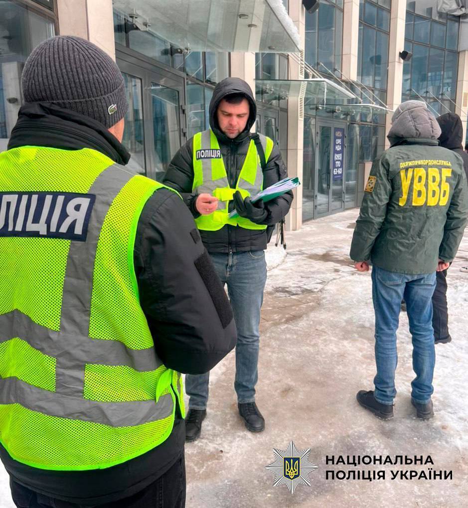 "Заработал" более 5,6 млн грн, продав пограничникам некачественные нательные грелки: подозревают предпринимателя из Киева. Фото