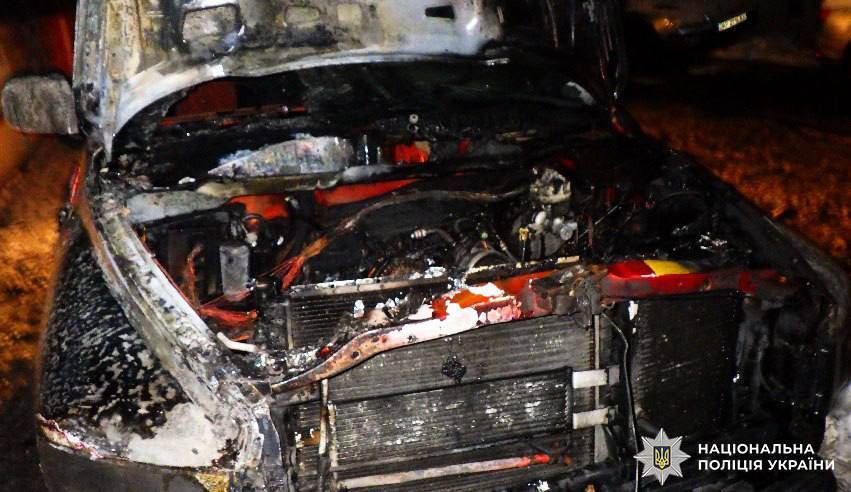 В Киеве задержали мужчину, сжигавшего авто военных на заказ. Подробности и фото
