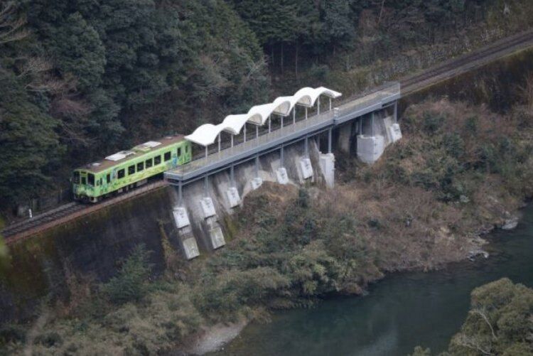 В Японии есть железнодорожная станция без входа и выхода: туристы обескуражены