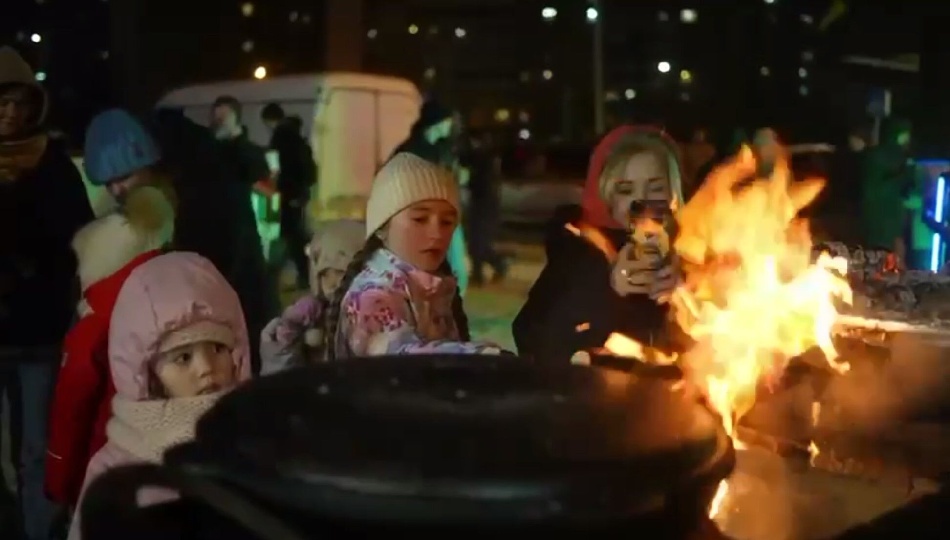 "Тут дуже смачно, тепло та весело":  кияни поділились враженнями від роботи теплопунктів Трійки. Відео