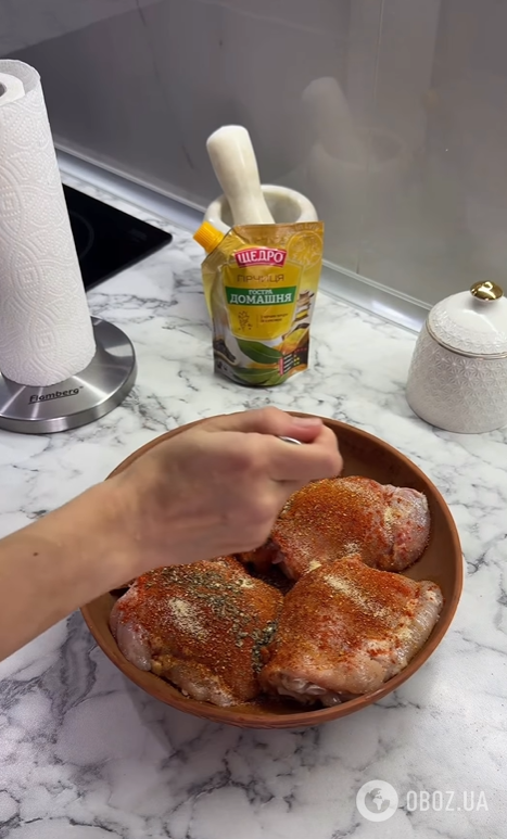 Как вкусно потушить куриные бедра на сковородке: добавьте пикантный маринад