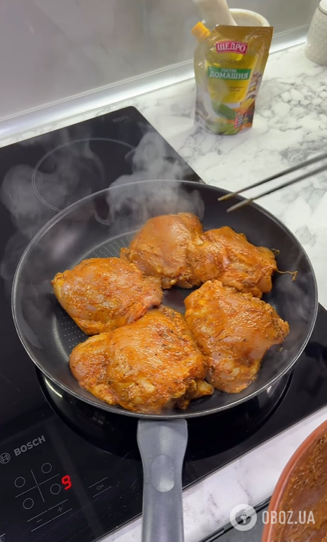 Как вкусно потушить куриные бедра на сковородке: добавьте пикантный маринад