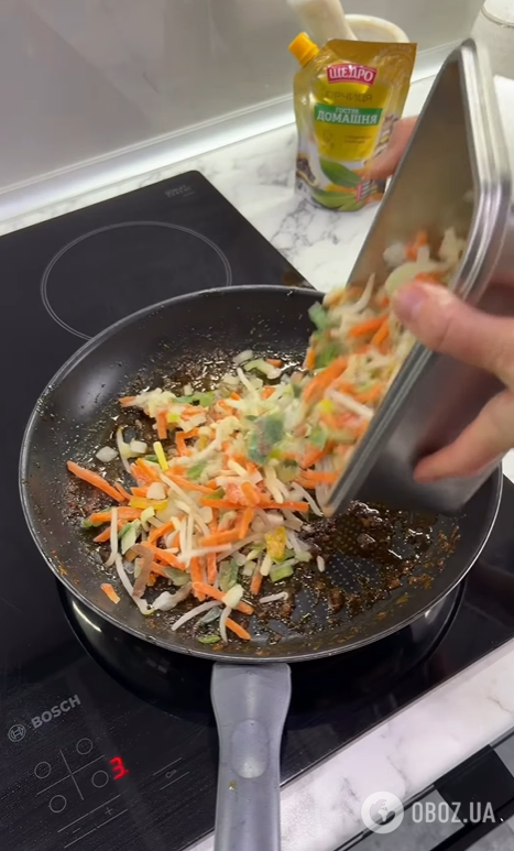 Как вкусно потушить куриные бедра на сковородке: добавьте пикантный маринад