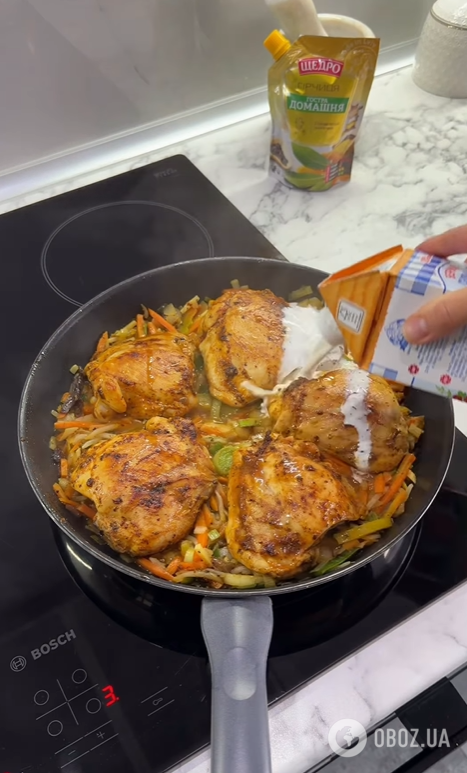 Как вкусно потушить куриные бедра на сковородке: добавьте пикантный маринад