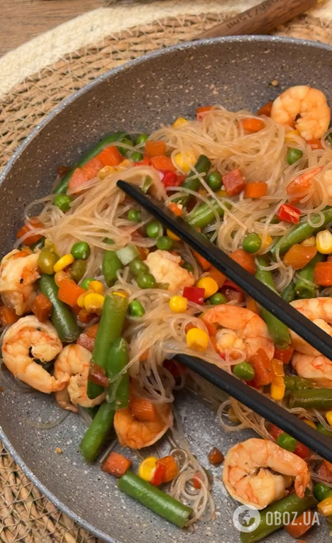 Смачна фунчоза з креветками й овочами: як приготувати в домашніх умовах