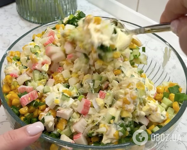 Крабовый салат "Весенний": рассказываем, что добавить в блюдо для свежести и яркого вкуса