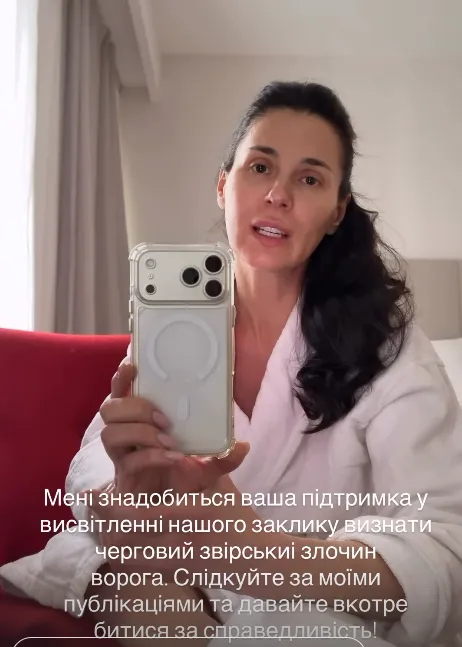 Маша Єфросиніна з "кривавим" написом на сукні влаштувала сміливий перформанс на червоній доріжці Берлінале. Фото