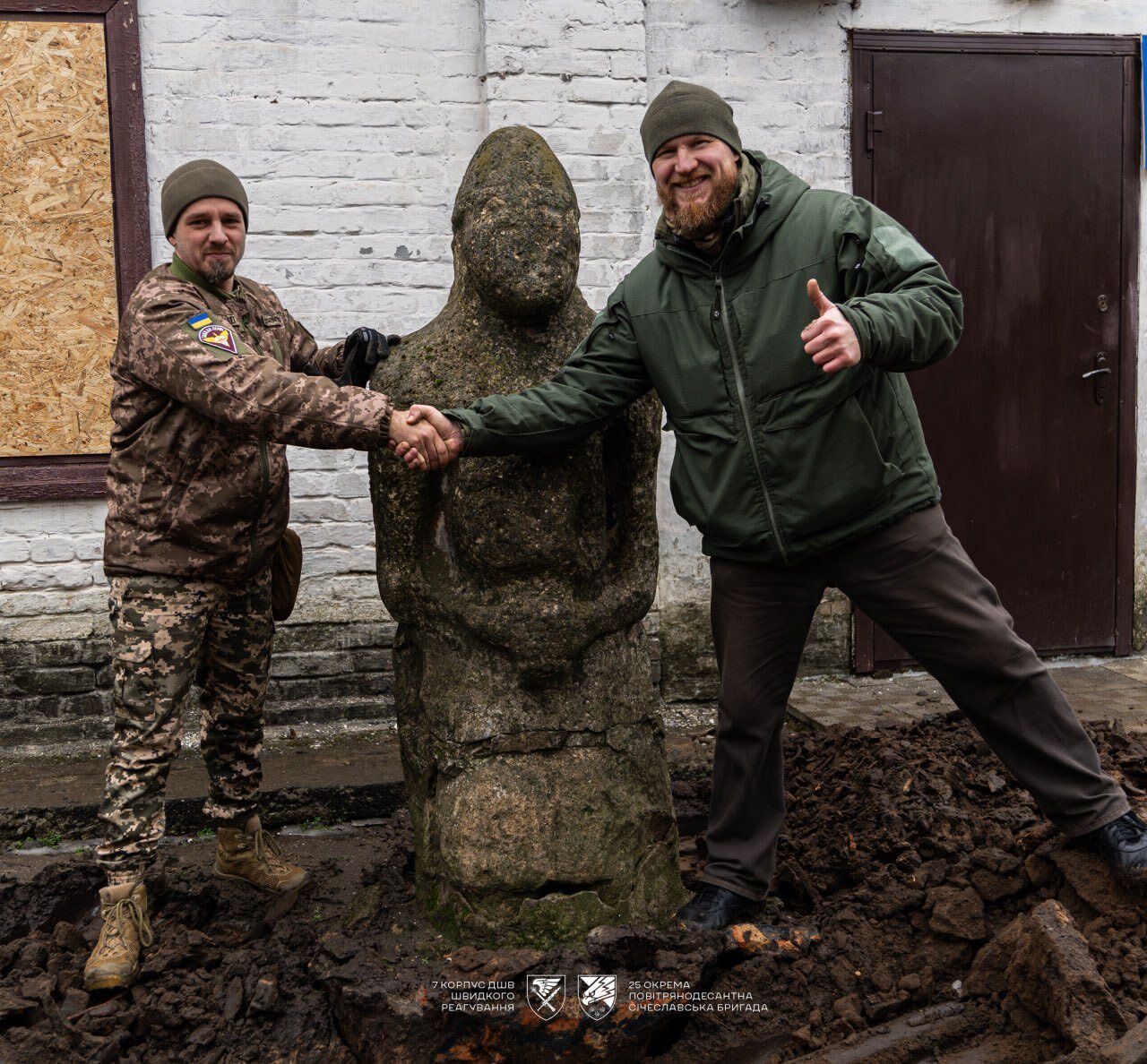 Військові евакуювали з Дніпропетровщини унікальні кам’яні пам’ятки степової доби. Фото