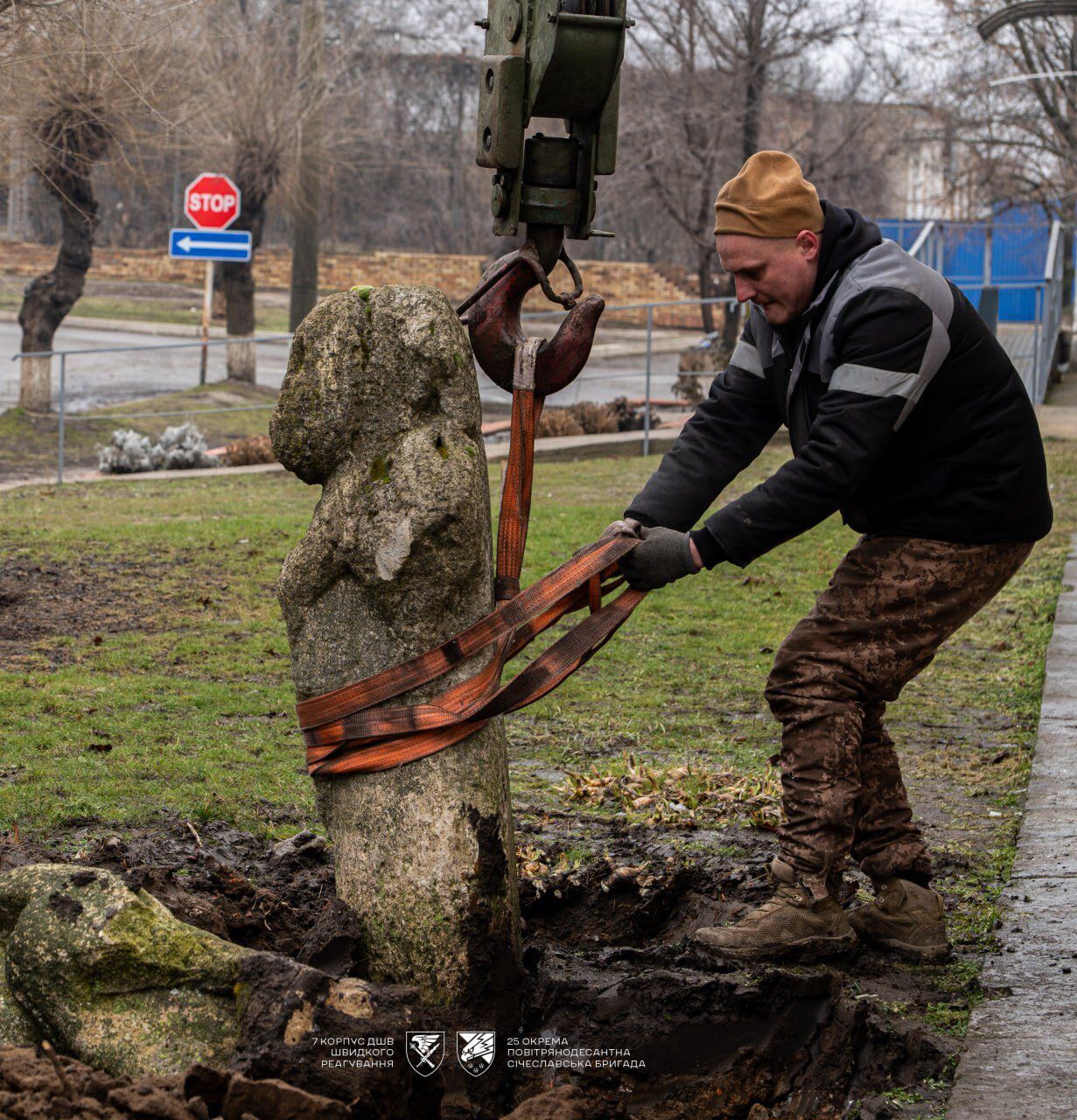 Військові евакуювали з Дніпропетровщини унікальні кам’яні пам’ятки степової доби. Фото
